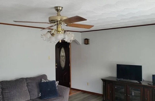 Charming 3-bedroom furnished house in Charleston with a beautiful river view.