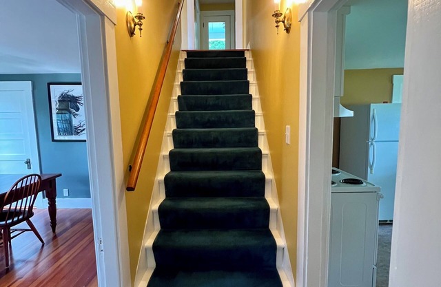 Charming 3-bedroom farmhouse in fantastic Northfield with WiFi, AC