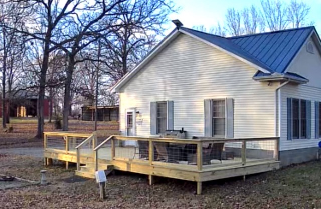 Charming 3-bedroom farmhouse with WiFi, Heat AC in wonderful Stonefort Illinois.
