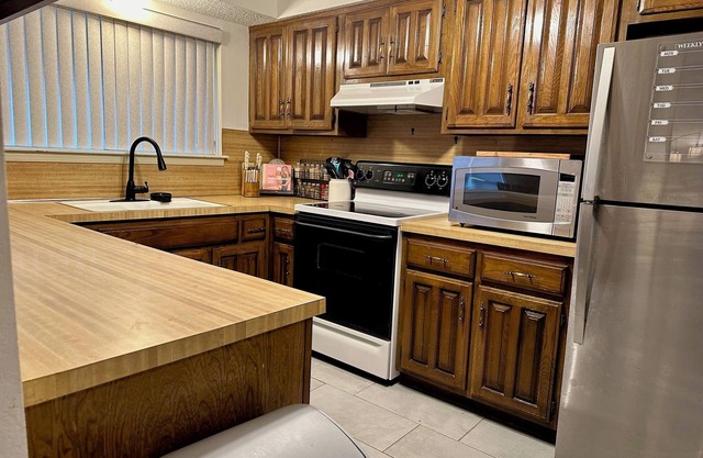Charming 3-bedroom family house with AC and WiFi in Tulsa