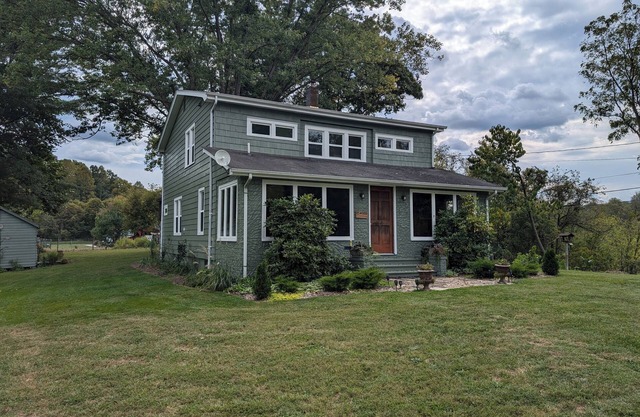 Charming 3-Bedroom Farmhouse in Scenic Pembroke, VA - Sleeps 8