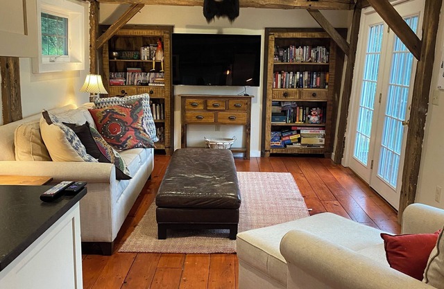 Charming 3-bedroom farmhouse in Colrain w/ gorgeous view/outdoor space