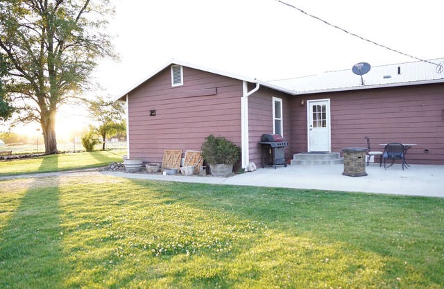 Charming 3-bedroom farmhouse in rural Prosser