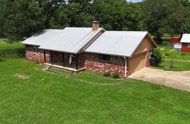 Charming 3-bedroom farmhouse with WiFi and AC in Benton - Horses Welcome!