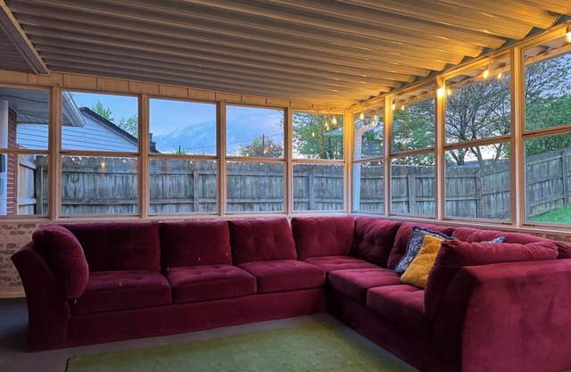Charming 3-Bedroom Farmhouse, 10 Mins from Downtown, 10 mins from Airport