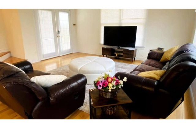 Charming 3-bedroom farmhouse in terrific Durham with AC, WiFi