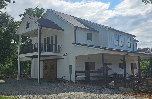 Charming 3-bedroom farmhouse in wonderful Seneca with Sunset views over the farm
