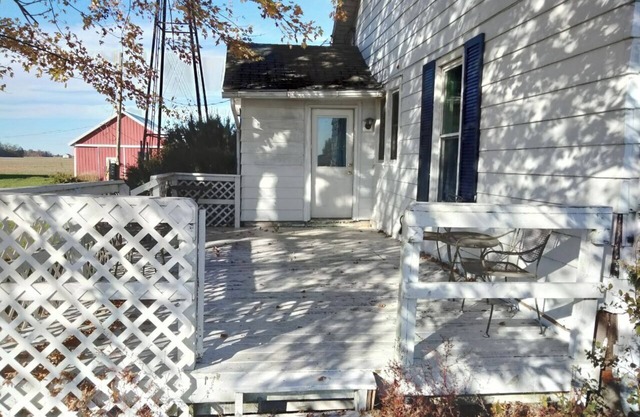 Charming 3-bedroom farmhouse with WiFi, AC in quaint Warren
