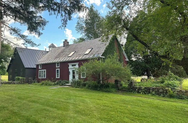 Charming 3-bedroom guest house converted from original 1790 Post and Beam Barn.