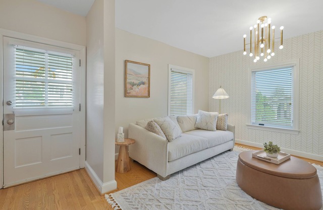 Charming 3 bedroom home in up-beat Del Ray!