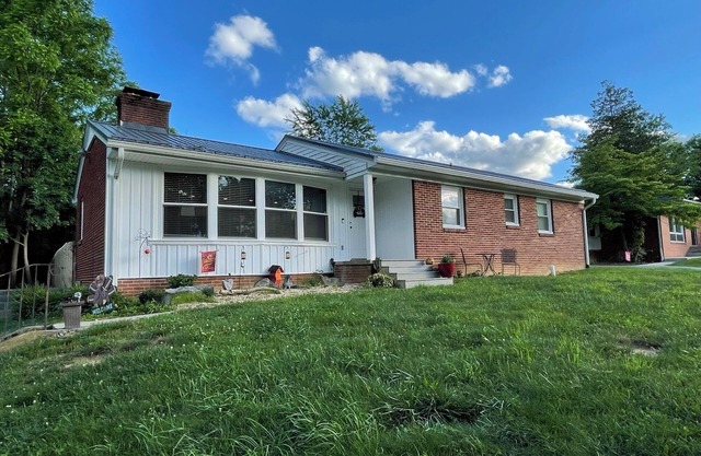 Charming 3-bedroom house with WiFi and AC in fabulous Blacksburg