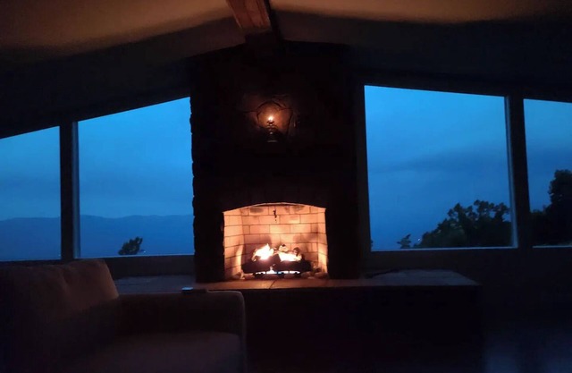 Charming 3-bedroom house with fitness room, WiFi in brilliant Blue Ridge