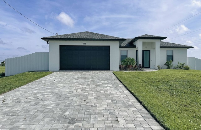 Charming 3-bedroom house with AC and WiFi in Cape Coral