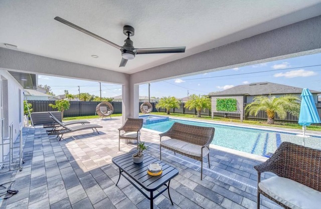 Charming 3-bedroom house with beautiful heated pool and plenty of amenities