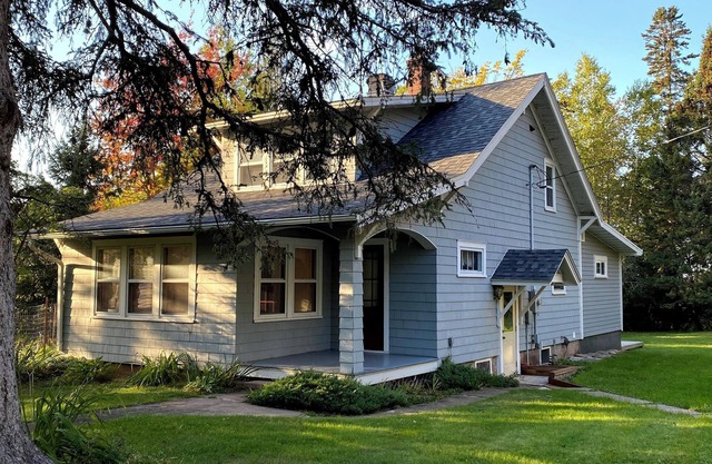 Charming 3-bedroom house within walking distance to the beaches