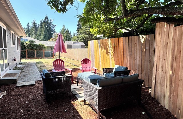 Charming 3-bedroom house with AC and in peaceful city Des Moines near the Marina