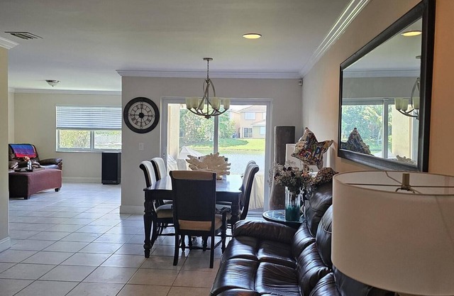 Charming 3-bedroom house in wonderful Lauderhill with AC, WiFi