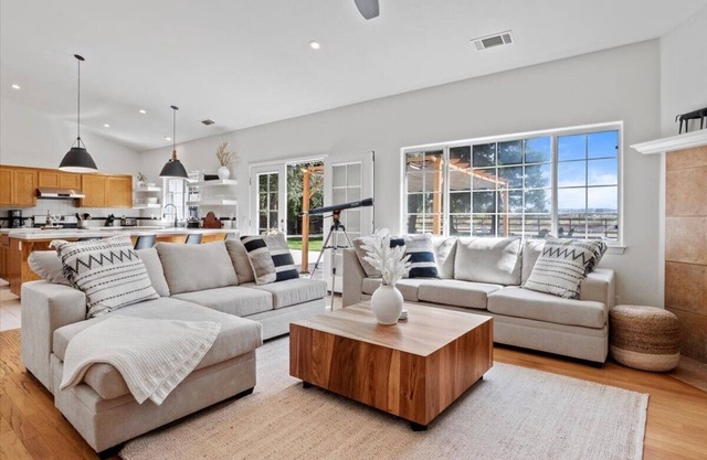 Charming 3-bedroom house in marvelous Los Alamos with WiFi, fitness room