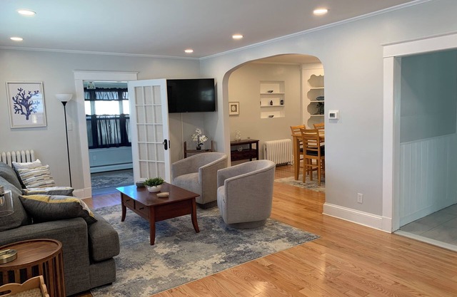 Charming 3-bedroom house in New London. Just minutes driving distance to beaches