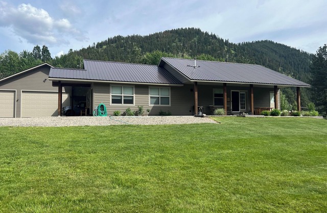 Charming 3-bedroom house in beautiful North Fork, ID
