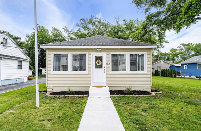 Charming 3-bedroom house with AC and WiFi in Ocean Gate. 2 Blocks from the beach