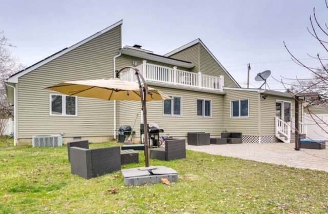 Charming 3-bedroom house in Ocean Gate with WiFi and AC.