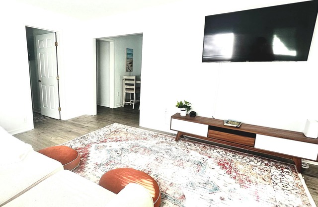 Charming 3-bedroom House with Hot Tub and WiFi 1 mile from the beach.