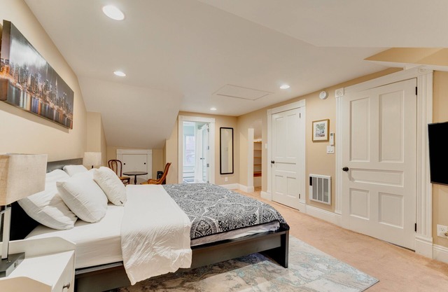 Charming 3-bedroom house with AC, WiFi in brilliant Pittsburgh