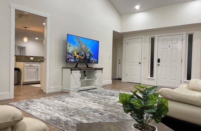 Charming 3-bedroom house with AC and WiFi in Sacramento