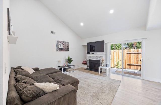 Charming 3-bedroom house in Sacramento with WiFi and AC