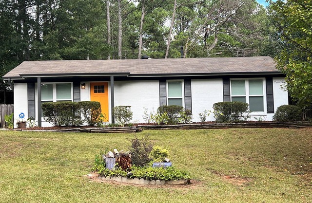Charming 3-Bedroom Home in Lovely Snellville - Pet Friendly Big Fenced Yard!