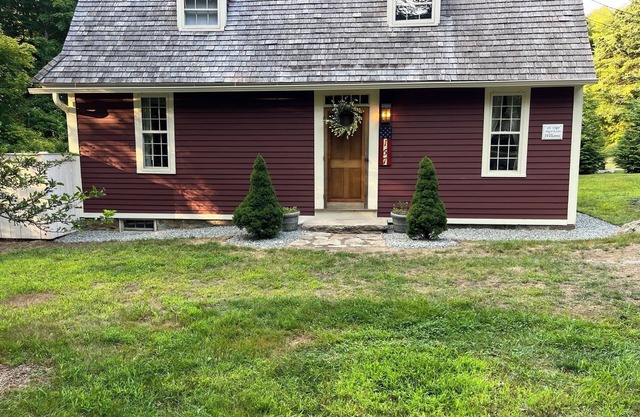 Charming 3-bedroom house in historic Mystic with AC
