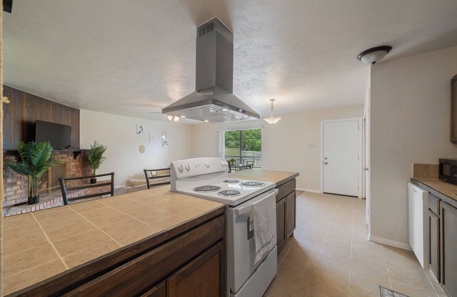 Charming 3-bedroom house in pleasant The Colony with WiFi, AC