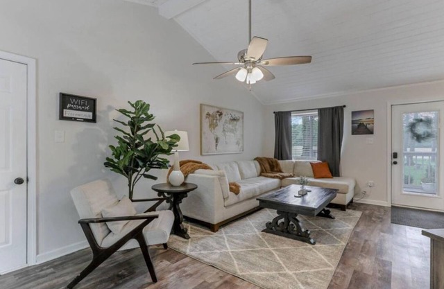 Charming 3-bedroom house with AC and WiFi in Thornville with Hot tube!
