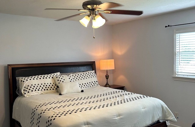 Charming 3-bedroom house with AC, WiFi in lovely Tuscaloosa-1 mile from campus