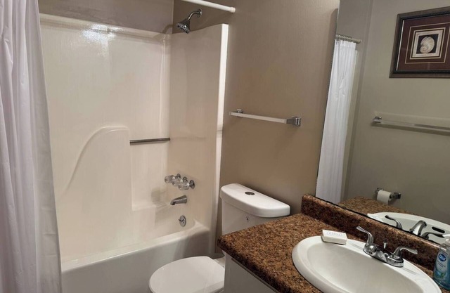Charming 3-bedroom house in Tuscaloosa with WiFi, AC