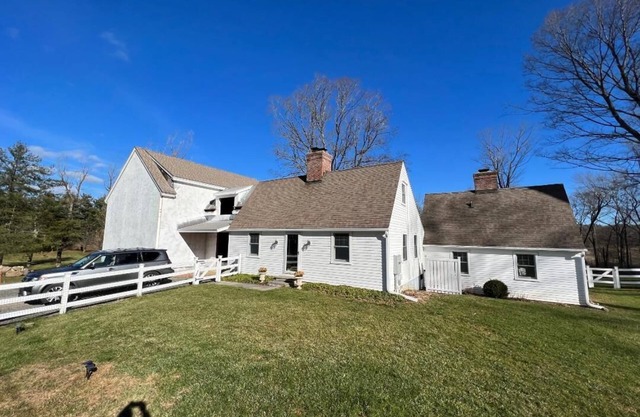Charming 3-bedroom house in delightful Washington w/ WiFi, AC, amazing grounds.