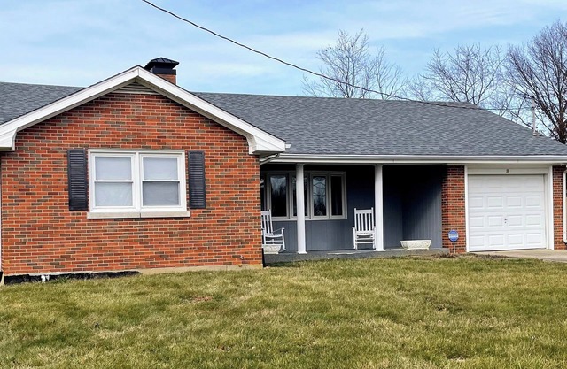 Charming 3-Bedroom House with Pool, WiFi, AC in Tranquil Winchester