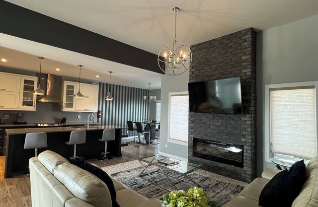 Charming 3-bedroom house with WiFi and AC in enjoyable Saskatoon