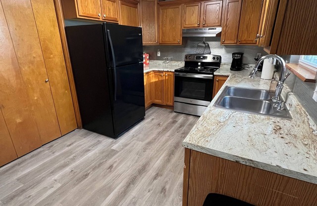 Charming 3-bedroom house with large fenced in backyard-Relax Enjoy Mid-Missouri