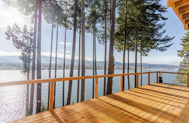 Charming 3-bedroom house in peaceful Cathlamet with Hot tub, WiFi and AC