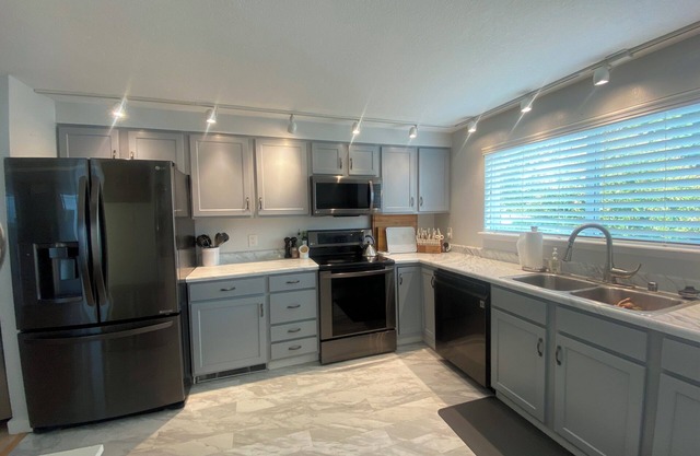 Charming 3-bedroom house close to campus, hospital, and fun WiFi, AC, fireplace