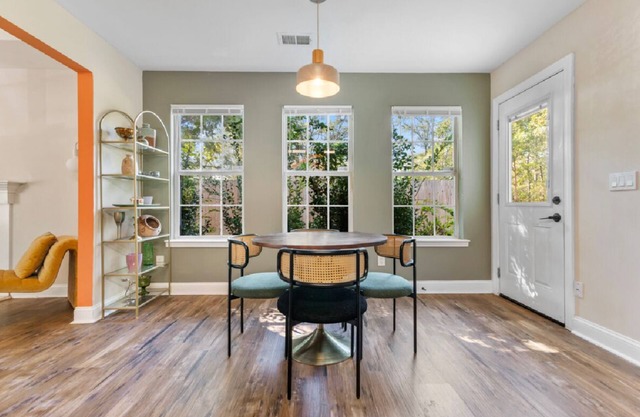 Charming 3-bedroom house with WiFi and AC in Covington.