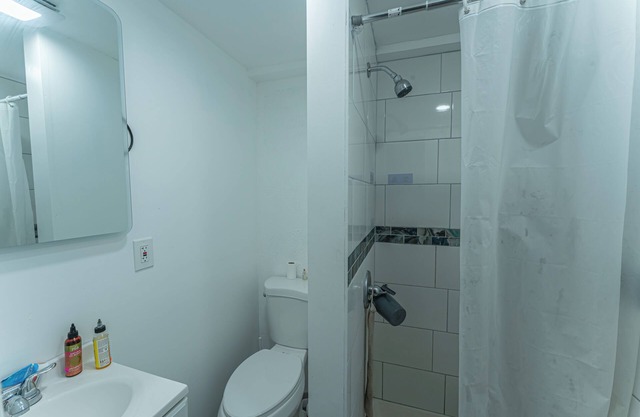 Charming 3-bedroom house in lovely Dix Hills with WiFi, AC