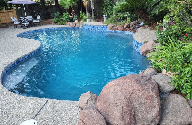 Charming 3-bedroom house with solar pool.WiFi and AC in delightful Fair Oaks