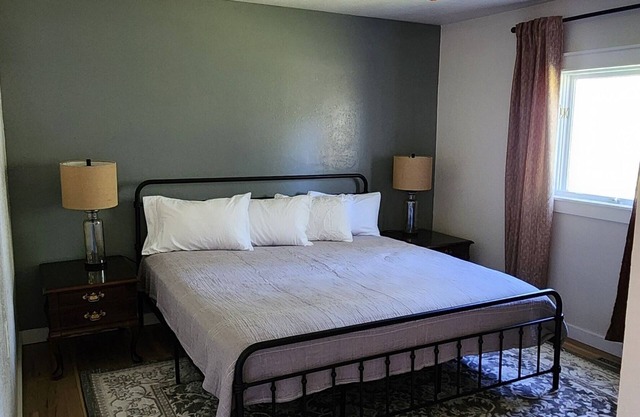 Charming 3-bedroom house in lovely Fessenden with WiFi, AC
