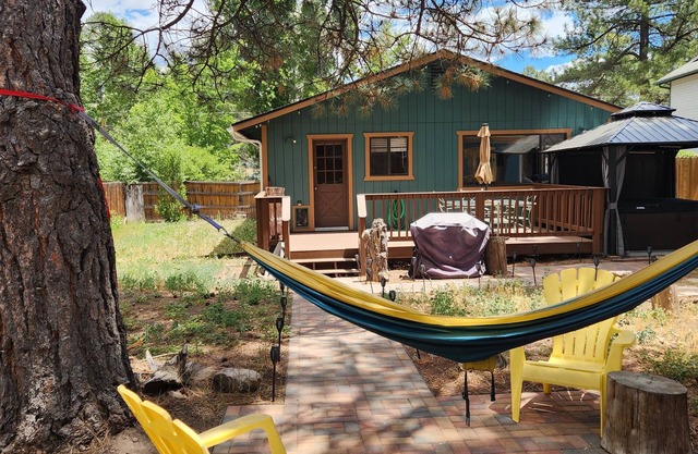 Charming 3-bedroom house with WiFi, dog friendly, hot tub, and AC in Flagstaff