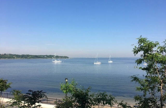 Charming 3-bedroom house, water views, beach access on the North Shore