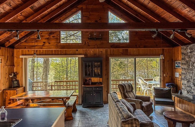 Charming 3-bedroom house with private dock on Lake Wallenpaupack!