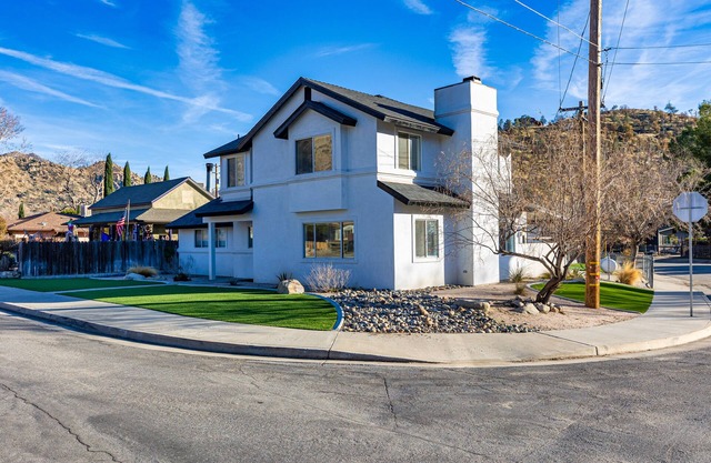 Charming 3-bedroom house in delightful Kernville with AC